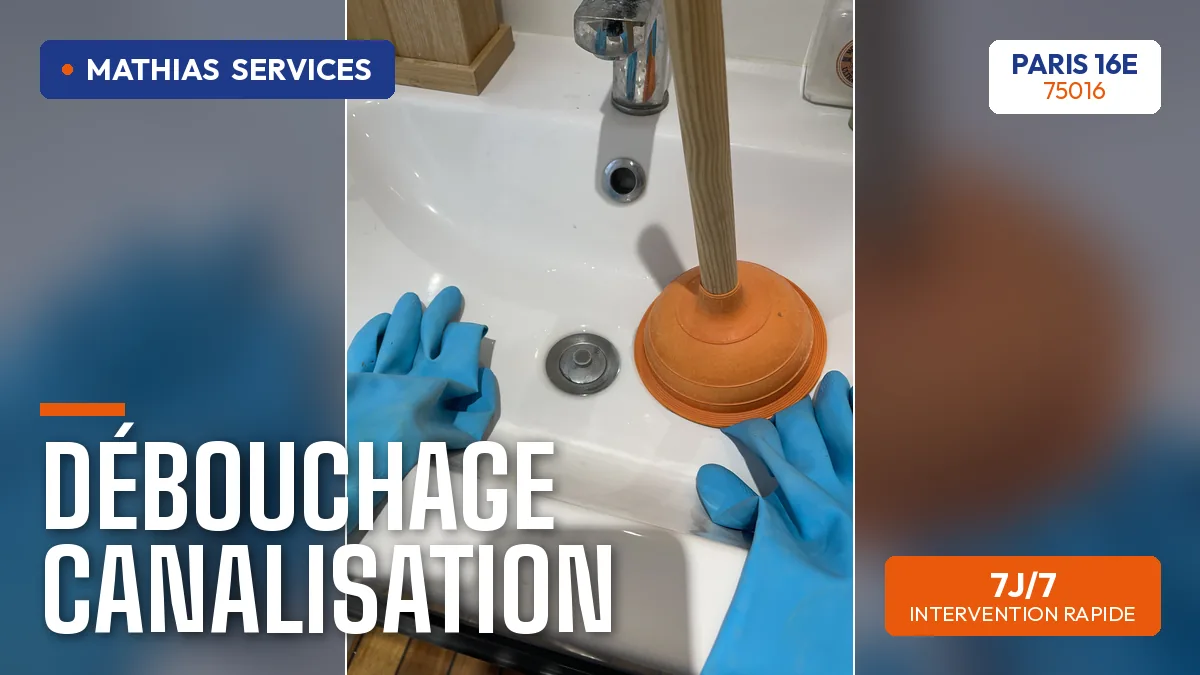 Débouchage à la ventouse professionnelle dans une salle de bain — chantier réel Mathias Services, Paris 16e
