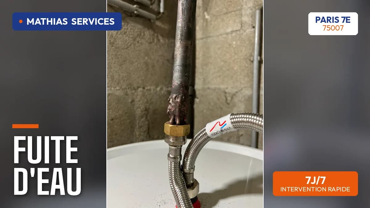 Raccord cuivre soudé fuyant en haut d'un chauffe-eau, flexibles inox neufs posés à côté — chantier réel Mathias Services Paris 7e
