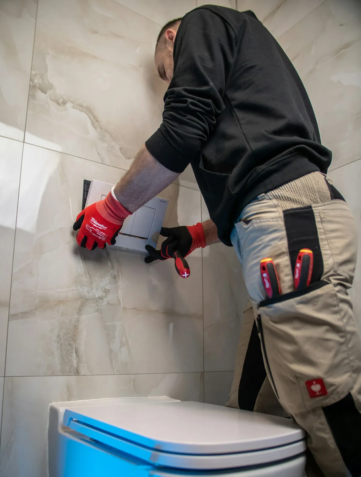 Mathias Services — intervention de plomberie chez un client, débouchage WC en cours